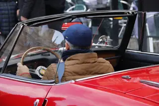 Un hombre montado en un coche. Foto de archivo SALAMANCA24HORAS.COM