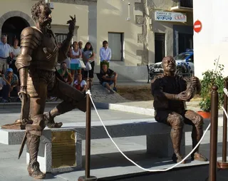 Críticas de Tú Aportas Béjar tras la inauguración de la escultura homenaje a Cervantes