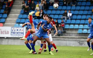 Montero realiza una chilena ante el Ourense FOTO CD GUIJUELO