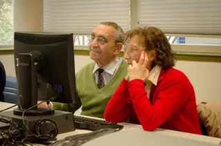 Personas mayores navegando por Internet. Foto EP