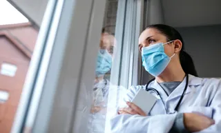 Una médica mira por la venta | Europa Press