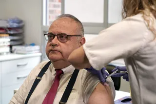 El consejero de Sanidad, Alejandro Vázquez, recibe la vacuna antigripal. Foto Rubén Cacho | ICAL
