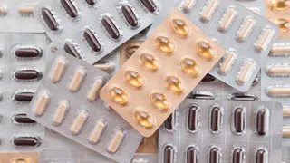 Envases de pastillas y cápsulas de medicamentos