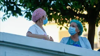 Dos sanitarias patio del hospital con mascarillas para protegerse del coronavirus 1585855484084