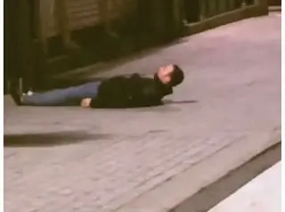 El vídeo del Spiderman salmantino que sale mal: Dribla, gira sobre sí mismo, se agarra a una reja… y al suelo