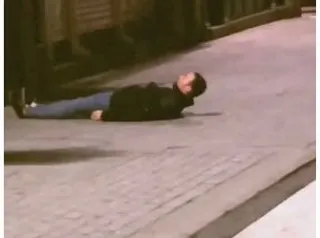 El vídeo del Spiderman salmantino que sale mal: Dribla, gira sobre sí mismo, se agarra a una reja… y al suelo