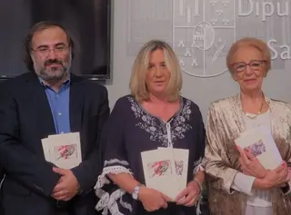 Alencart, Salas y Fernández Labrador, con los libros premiados en la V edición (foto Asociación Mujeres en Igualdad)