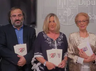 Alencart, Salas y Fernández Labrador, con los libros premiados en la V edición (foto Asociación Mujeres en Igualdad)