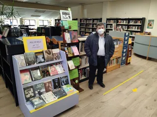 La biblioteca municipal de Santa Marta da la bienvenida a la primera con una exposición dedicada a la poesía