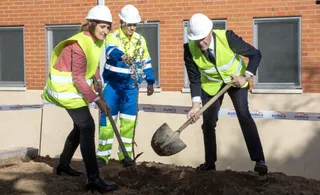 Los consejeros de Medio Ambiente, Vivienda y Ordenación de Territorio, Juan Carlos Suárez-Quiñones, y de Educación, Rocío Lucas, en el Instituto de Enseñanza Secundaria (IES) ‘Francisco Salinas’ de Salamanca