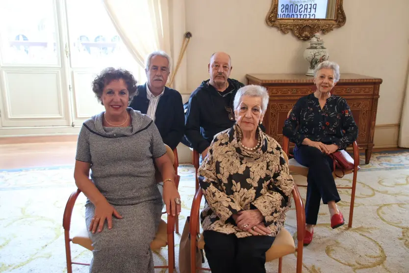 Familia de Celedonia Velázquez durante la entrega de placas por su centenario en el Ayuntamiento de Salamanca