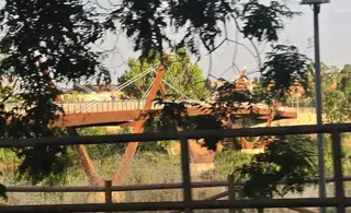 Pasarela Afectada Por Un Incendio De Pasto
