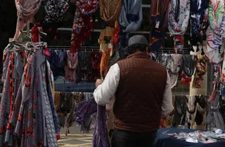 Hombre en El Rastro de Salamanca. Foto de Salamanca24horas