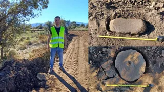El secretario provincial de UPL, Luis García, en el yacimiento parcialmente destrozado por la maquinaria