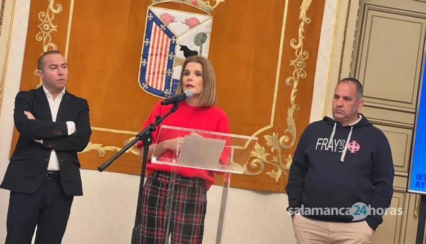 La concejala de Deportes, Almudena Parres junto con el concejal de Educación, Luis Sánchez y el jefe del departamento de Educación Física del IES Fray Luis de León, José Óscar Martín en la presentación del Día de la Educación Física en la Calle