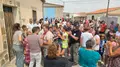 Vecinos de Garcihernández  frente a la vivienda que ha sido ocupada | Andrea Mateos