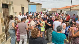 Vecinos de Garcihernández  frente a la vivienda que ha sido ocupada | Andrea Mateos