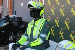 Motos camufladas y chaleco airbag, la nueva cara de la Guardia Civil de Tráfico de Salamanca