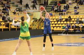 Katie Lou lanza a canasta ante Al Qázeres.