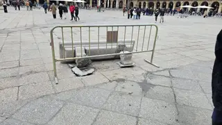 Una furgoneta derriba un banco un la Plaza Mayor de Salamanca | S24H