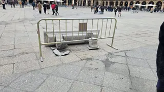 Una furgoneta derriba un banco un la Plaza Mayor de Salamanca | S24H