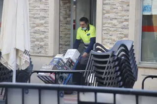 Un hombre cargando diferentes productos para un establecimiento hostelero de Salamanca | Foto: s24h