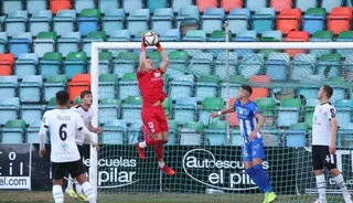 Salcedo atrapa un balón ante el Avilés / FOTO SALAMANCA24HORAS.COM