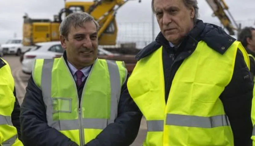 Visita de Puerto del alcalde de Salamanca Carlos García Carbayo junto con el consejero de Movilidad y Transformación Digital de la Junta de Castilla y León, José Luis Sanz. Foto ICAL