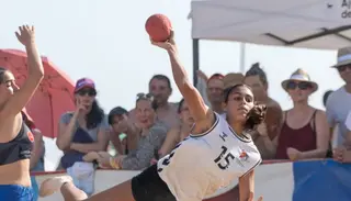 María Guinaldo , en un torneo de balonmano playa.
