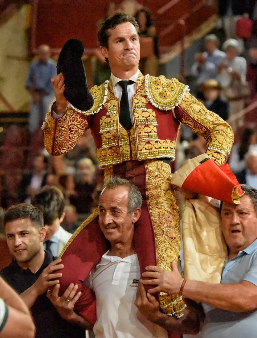 Daniel Luque a hombros en la plaza de toros de Córdoba | Fotografía Mélanie Huertas, prensa Daniel Luque