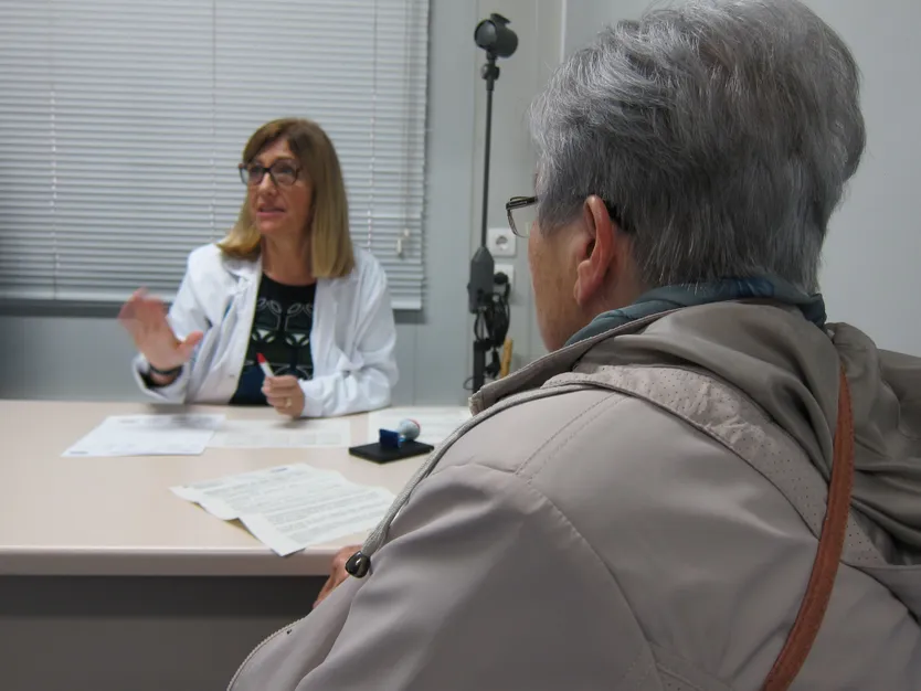 Un paciente en una consulta de atenci&oacute;n de primaria | Imagen de archivo