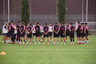 Los jugadores reciben las primeras indicaciones de Raúl Casañ | FOTO SALAMANCA24HORAS.COM