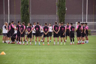 Los jugadores reciben las primeras indicaciones de Raúl Casañ | FOTO SALAMANCA24HORAS.COM