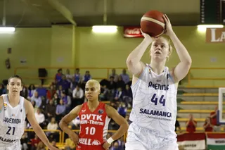 Reisingerova lanza un tiro libre ante Miskolc | FOTO SALAMANCA24HORAS.COM