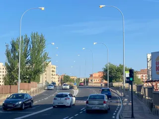 Luces encendidas durante la mañana en la calle del río Miño durante el 28 de agosto
