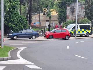 Un accidente entre dos turismos en la Plaza de España