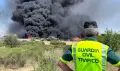 Un agente de la Guardia Civil observa el incendio en Roales