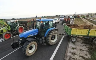 Tractores cortando la A-62 a la altura de Fuentes de Oñoro. Foto José Vicente | ICAL