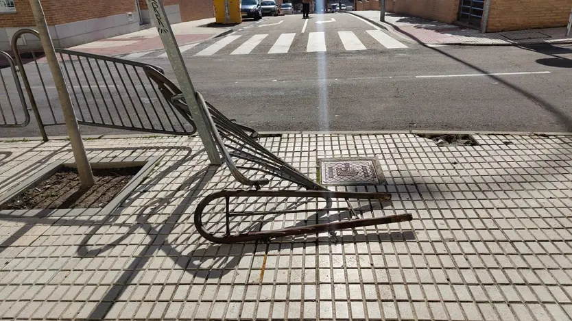 Un coche se estampa contra una valla en la calle Pinto Díaz. S24H.