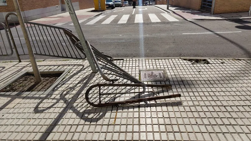 Un coche se estampa contra una valla en la calle Pinto Díaz. S24H.