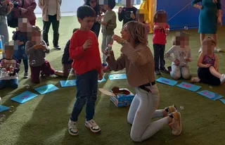 Beatriz Ramos y su hijo Asier, pequeño con autismo