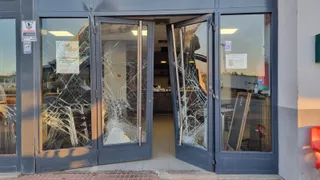 Puerta destrozada del restaurante ubicado en la Feria Monográfica