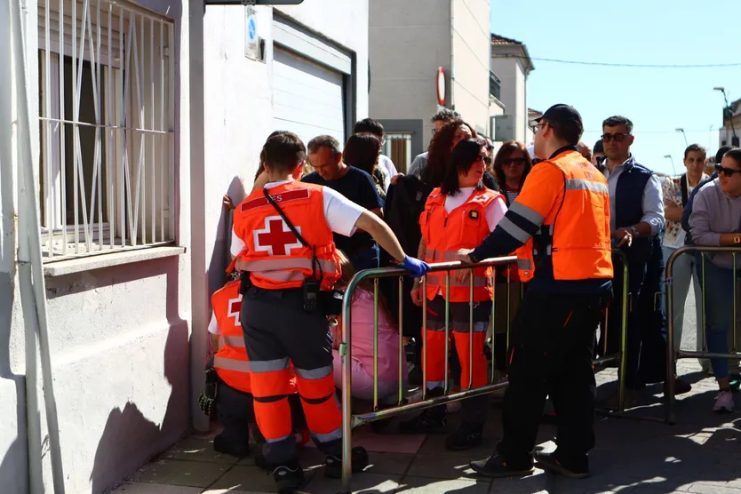 Un joven atendido por los servicios sanitarios antes de la salida de la procesión del Silencio en Pizarrales