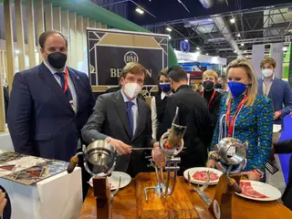 Almeida en el stand de Guijuelo en FITUR