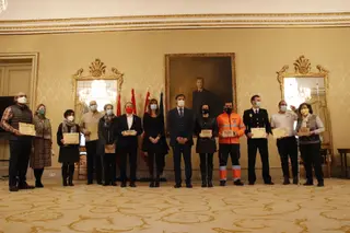 Los voluntarios premiados, junto al alcalde Carbayo y la concejala Parres