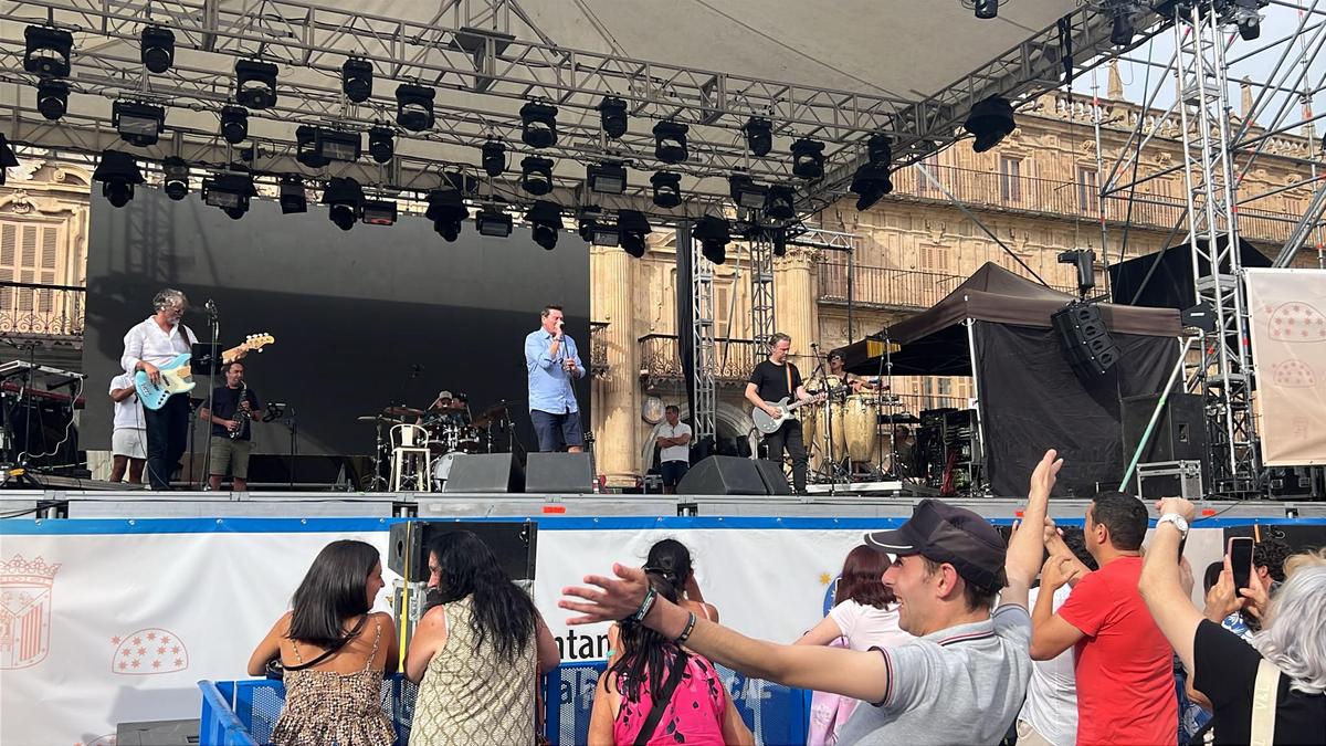 El ensayo de Tony Hadley en la Plaza Mayor congrega a decenas de fans
