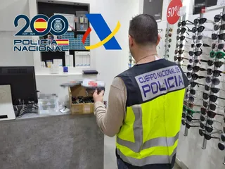 La Policía interviene falsificaciones de una conocida marca de gafas de sol que vendía una cadena de ópticas