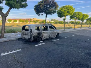 Un coche arde de madrugada en Puente Ladrillo y queda totalmente calcinado