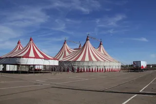 Montaje de las atracciones y del circo en el recinto ferial de La Aldehuela