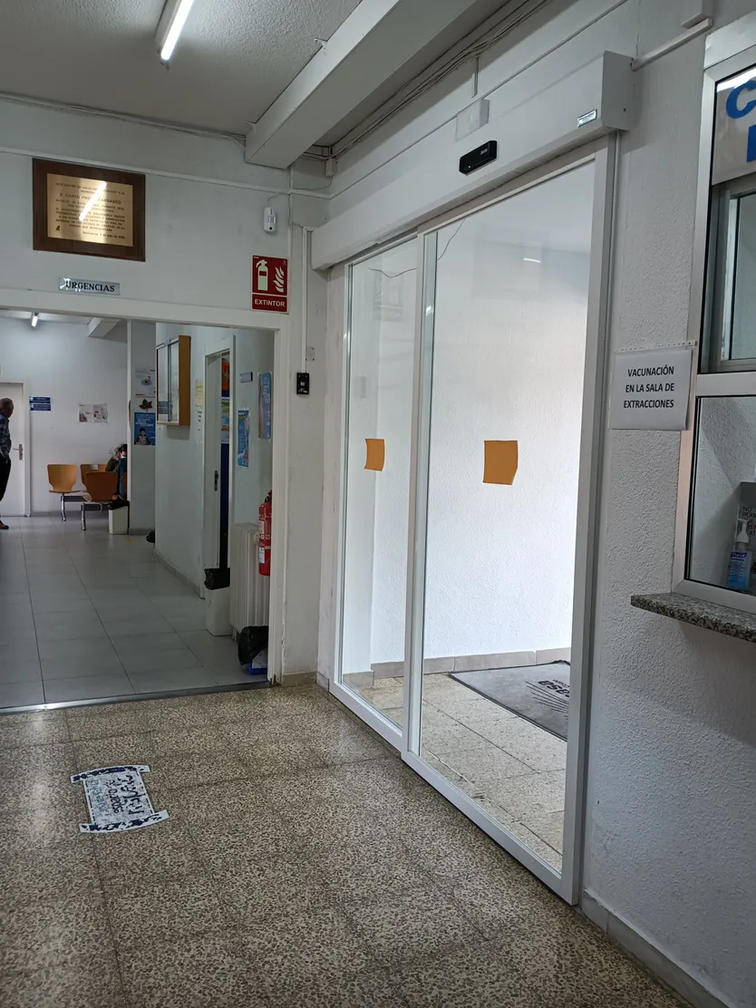 Denuncian la falta de rótulos señalización en el centro de salud de San José "con graffitis"